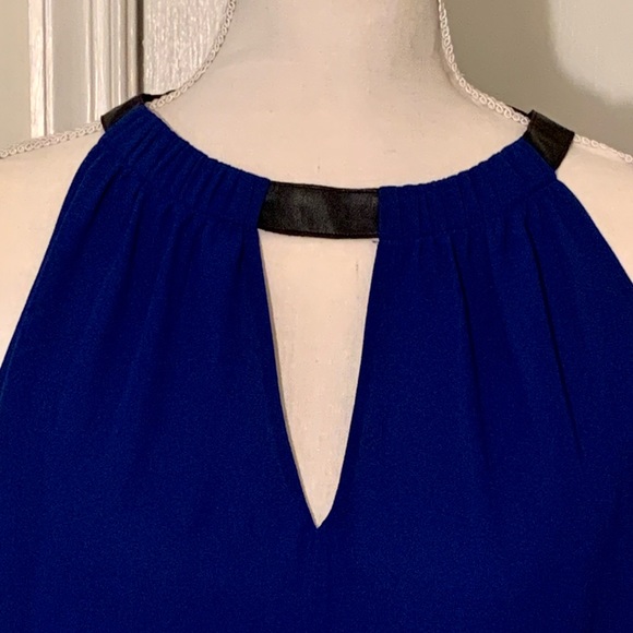 Vince Camuto Flowy Halter Top - Picture 4 of 5